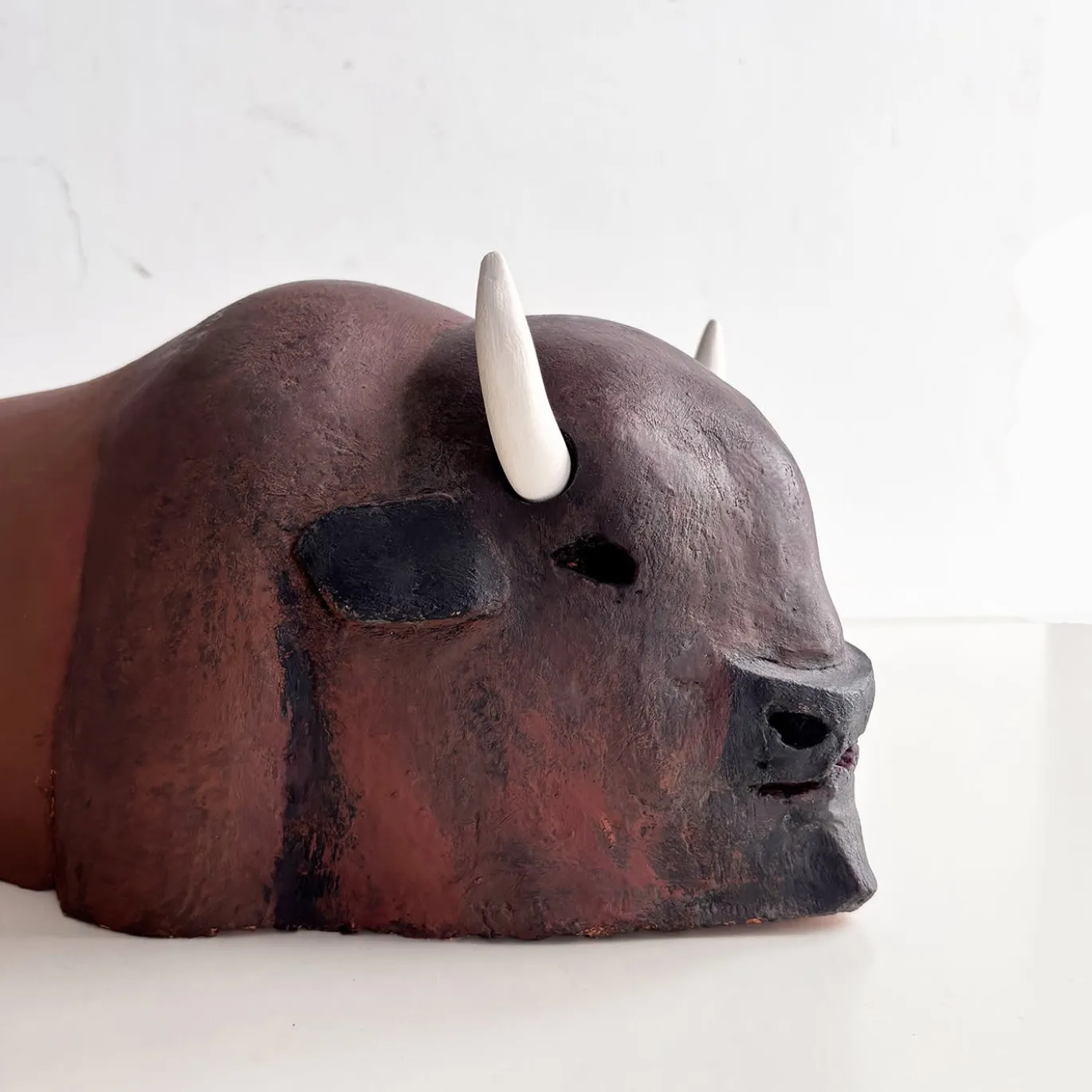 Scultura in ceramica di bufalo americano