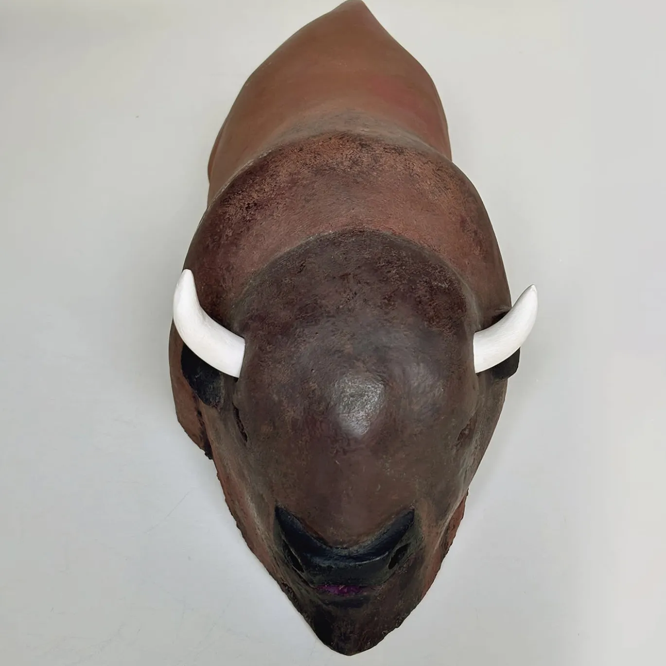 Scultura in ceramica di bufalo americano