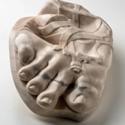 Scultura in gomma del piede di Hermes