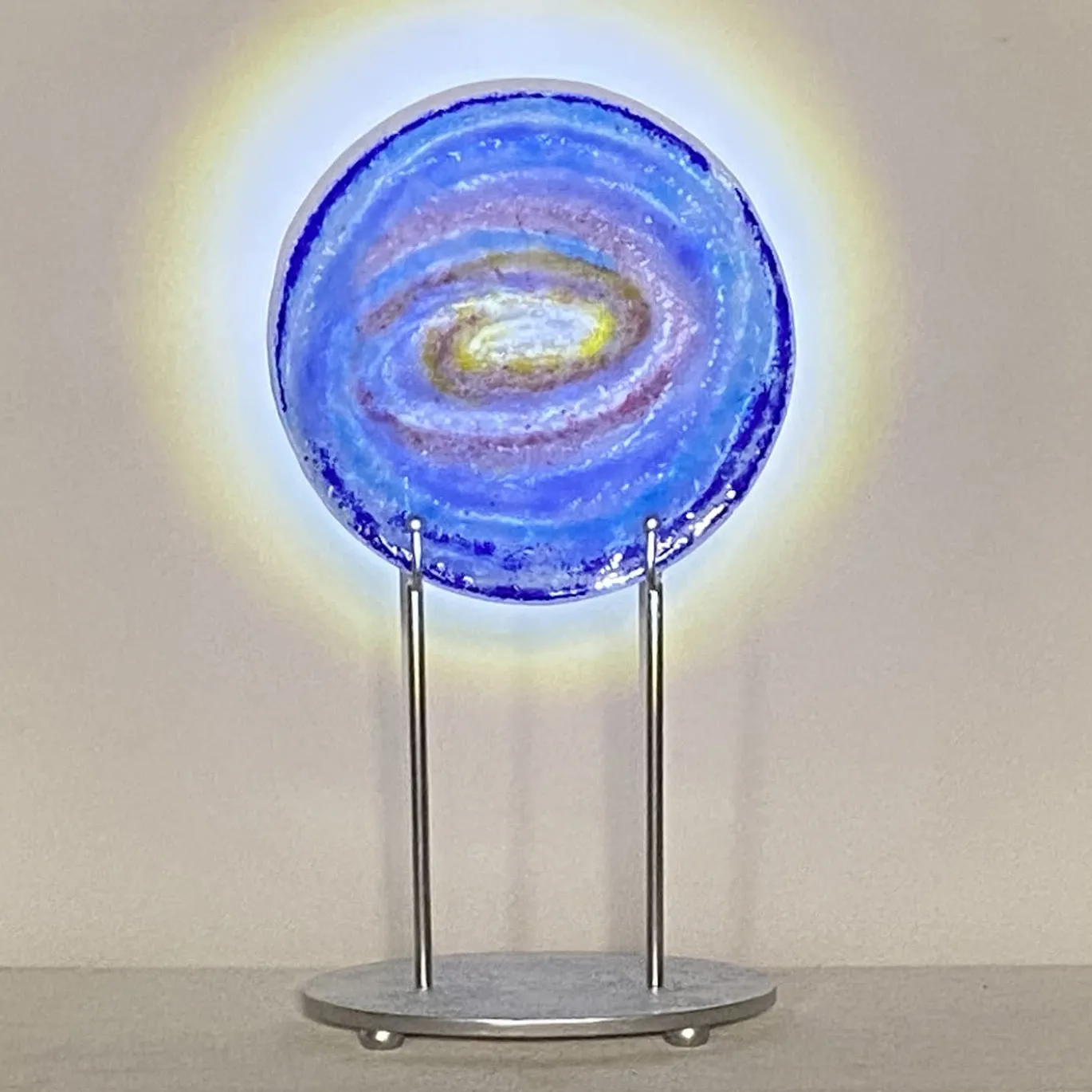 Scultura in vetro blu e rosa fluorescente Galassia