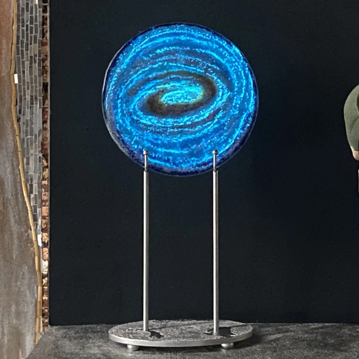Scultura in vetro blu e rosa fluorescente Galassia
