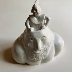 Scultura La Nascita di Atena dalla Testa di Zeus in Ceramica Bianca
