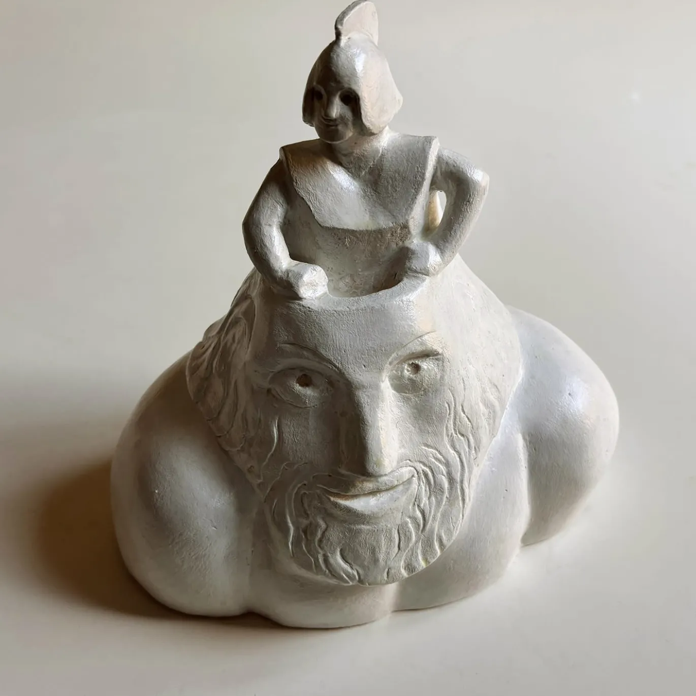 Scultura La Nascita di Atena dalla Testa di Zeus in Ceramica Bianca