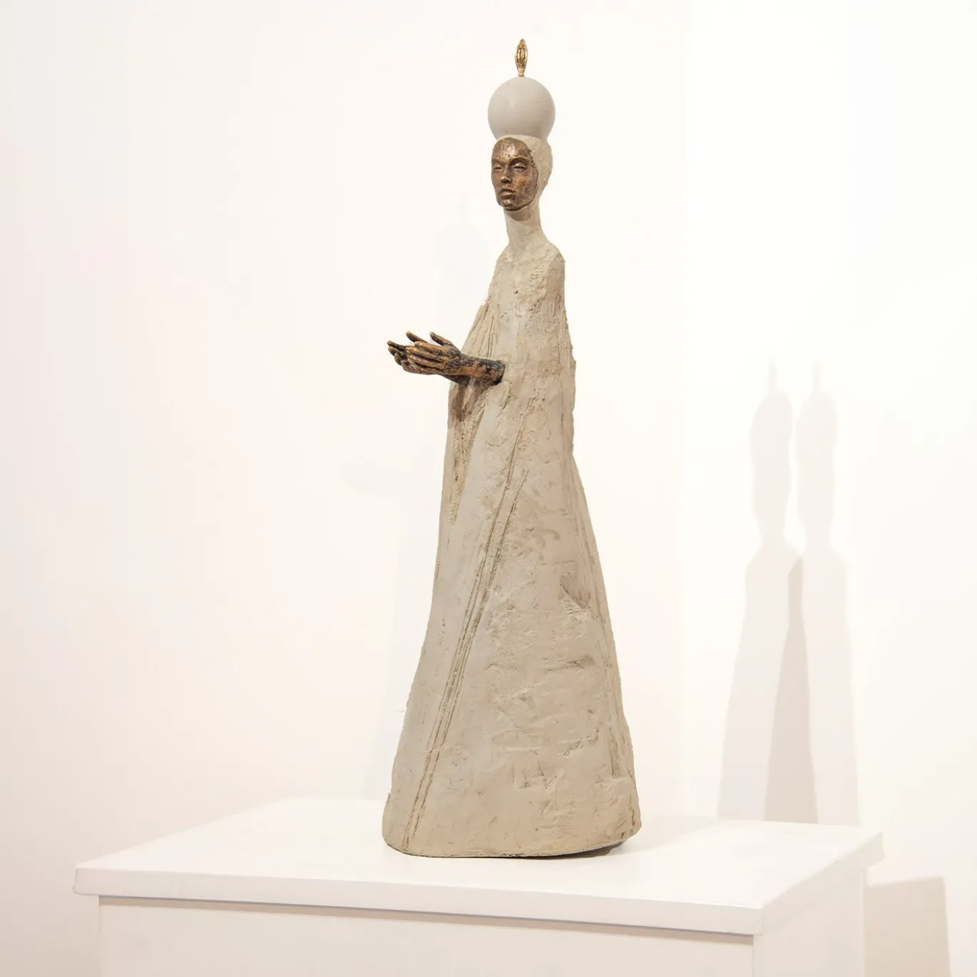 Scultura La Papessa A Tutto Tondo Beige e Bronzo