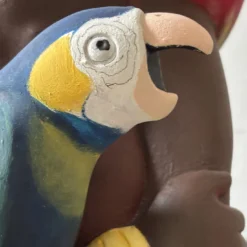 Scultura La ragazza con i pappagalli in resina multicolore