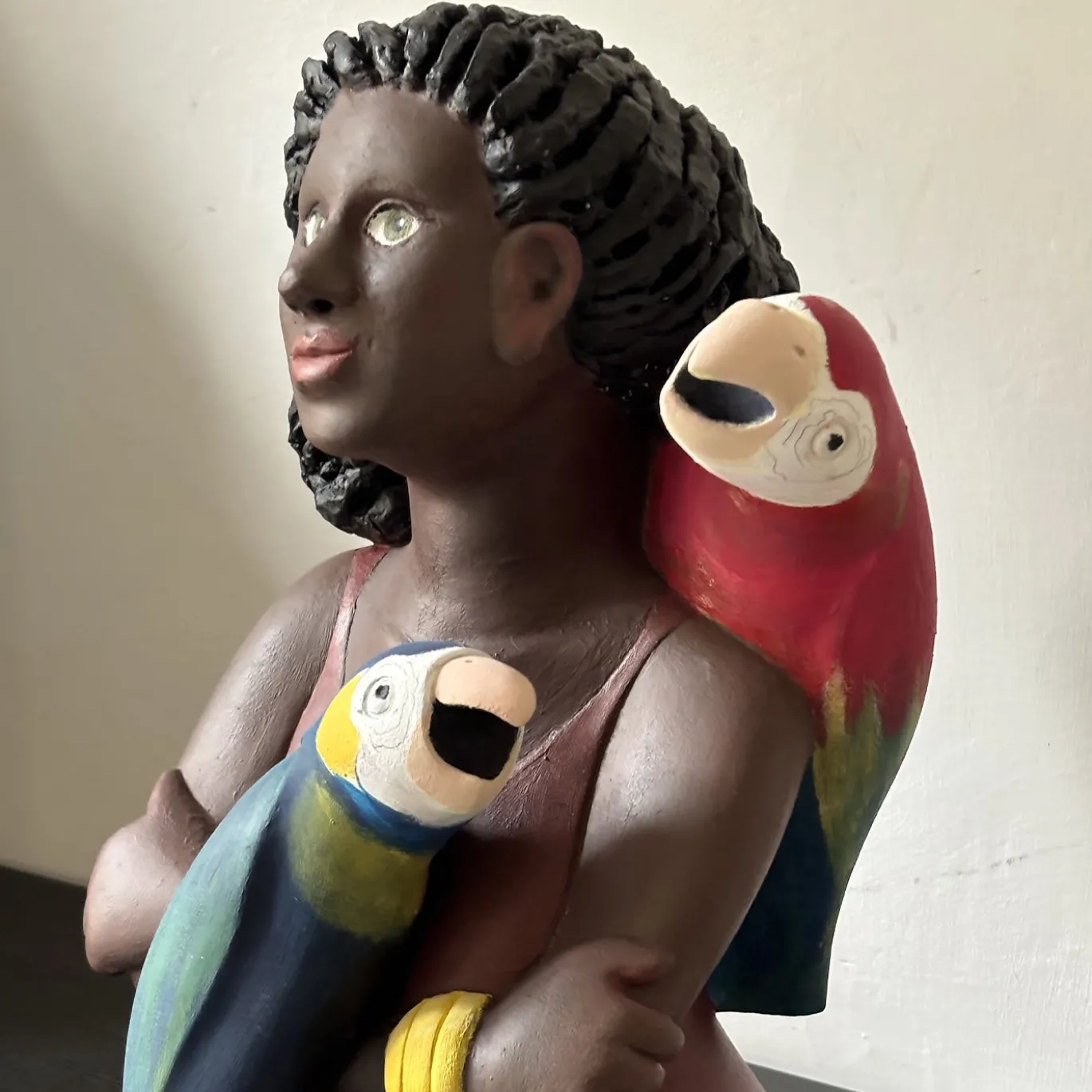 Scultura La ragazza con i pappagalli in resina multicolore