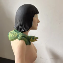 Scultura La ragazza con la lucertola in resina multicolore