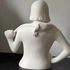 Scultura La ragazza con la lucertola in resina bianca