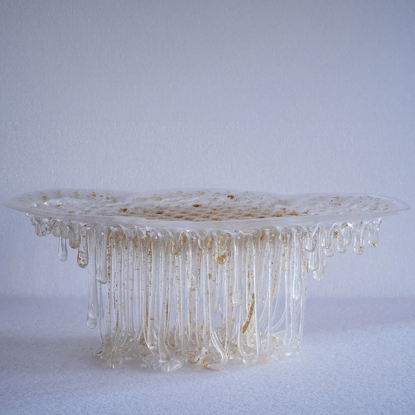 Scultura Pioggia di Pepite in vetro trasparente con mica dorata