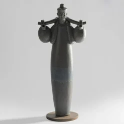 Scultura Portatore Arno in gres smaltato bruno