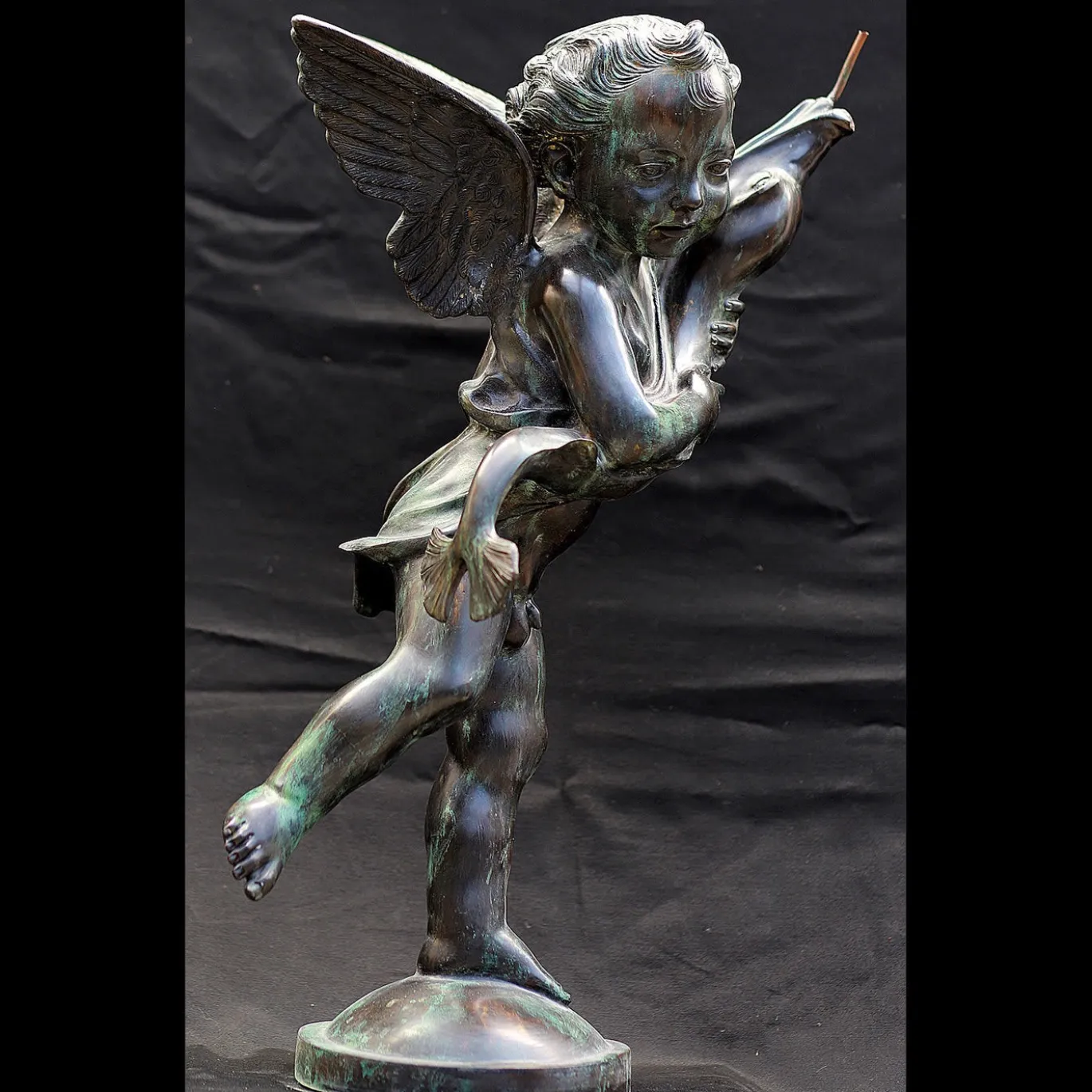 Scultura Putto con Delfino in Bronzo Verde