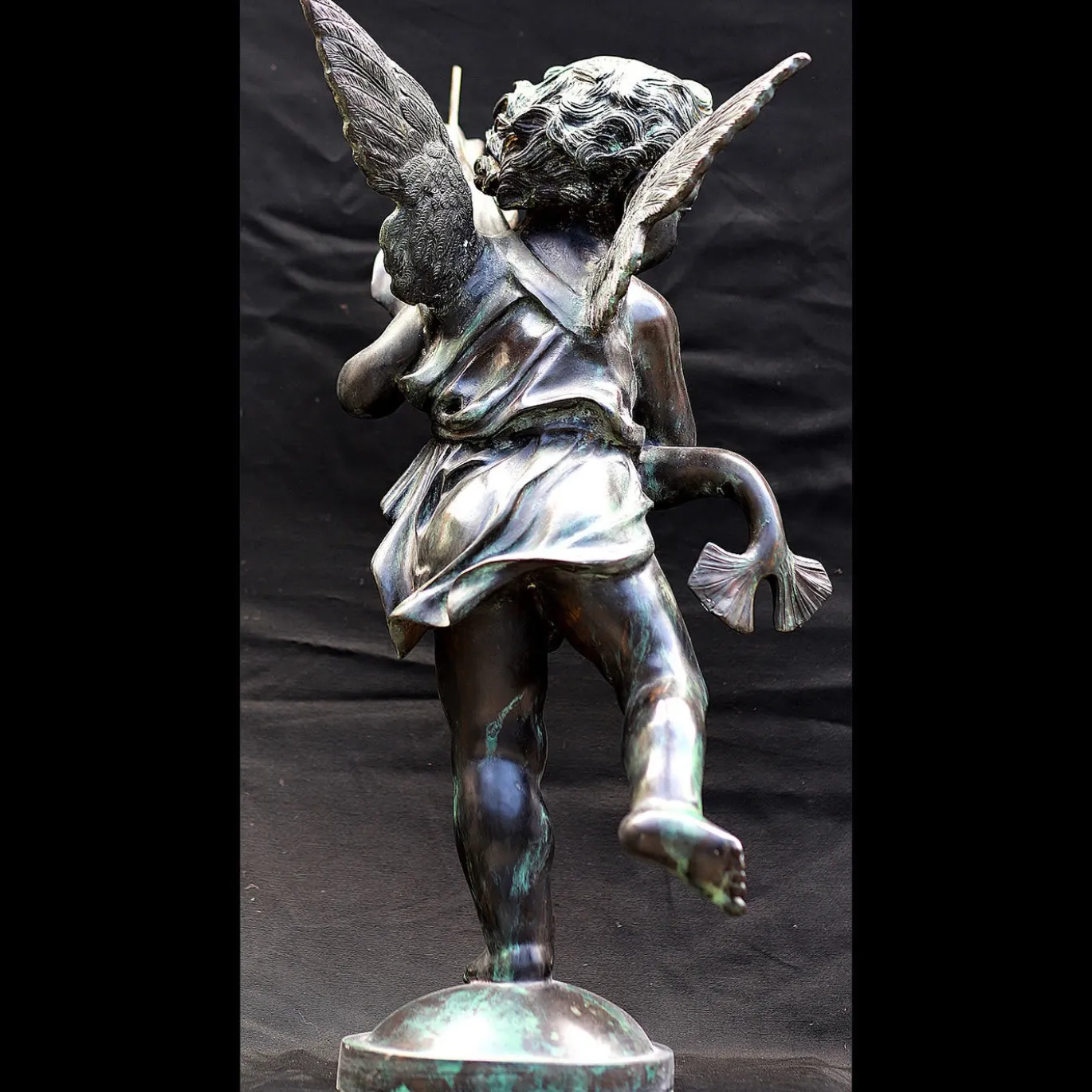 Scultura Putto con Delfino in Bronzo Verde