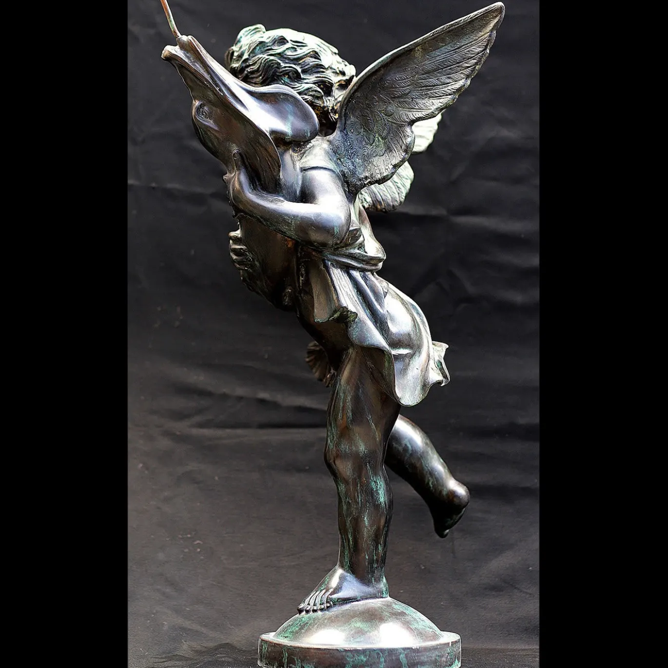 Scultura Putto con Delfino in Bronzo Verde