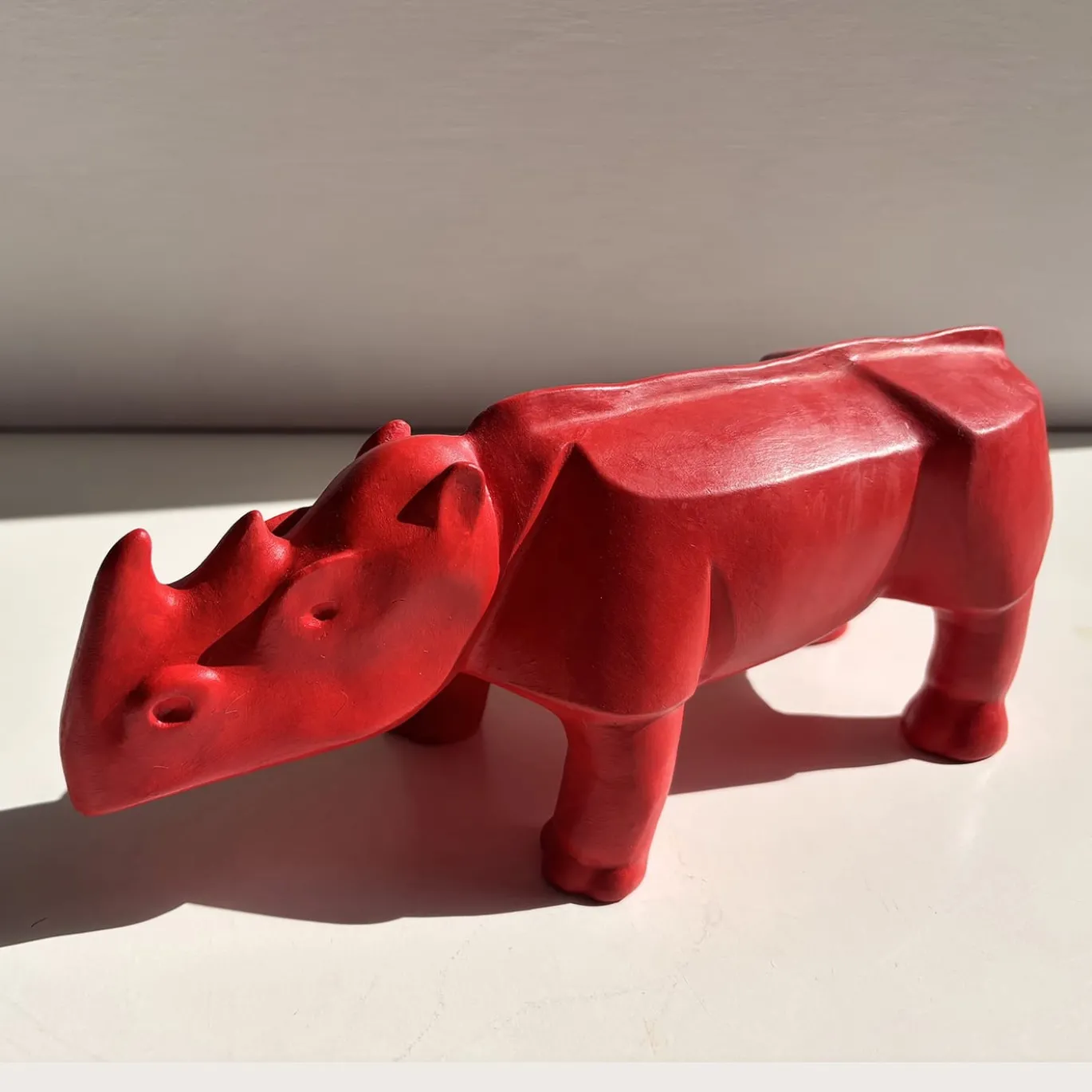 Scultura Rinoceronte in Ceramica Rossa
