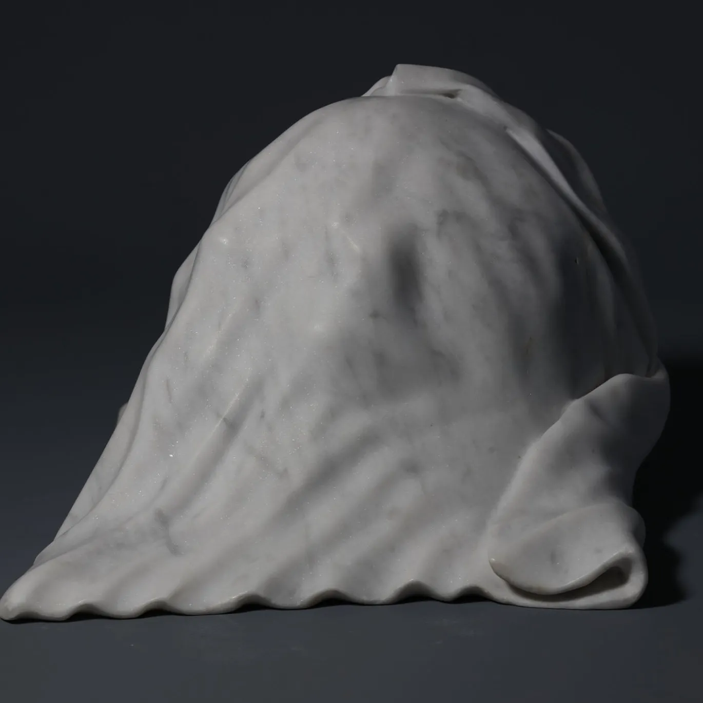 Scultura To Be Or Not To Be in marmo di Carrara