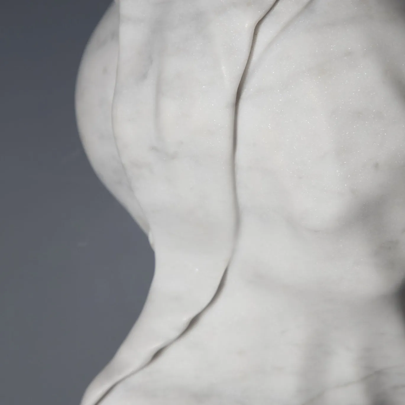 Scultura To Be Or Not To Be in marmo di Carrara