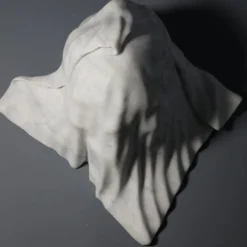Scultura To Be Or Not To Be in marmo di Carrara