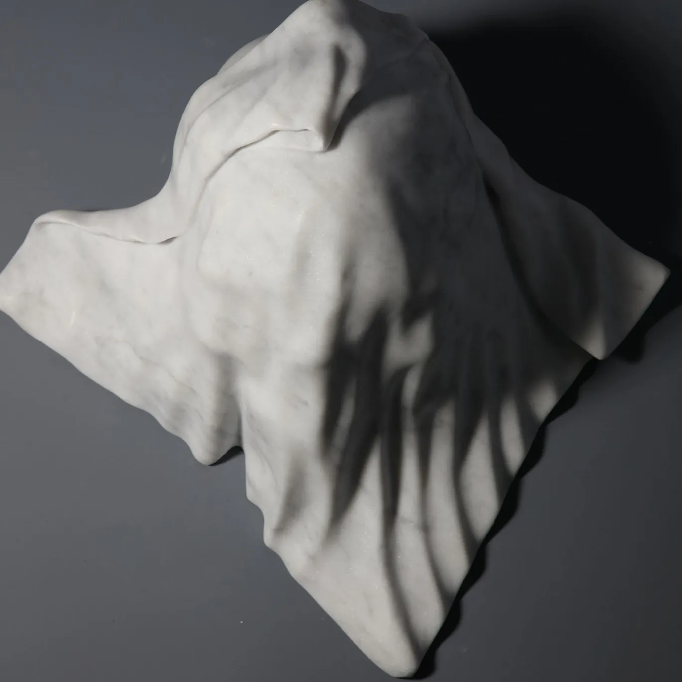 Scultura To Be Or Not To Be in marmo di Carrara