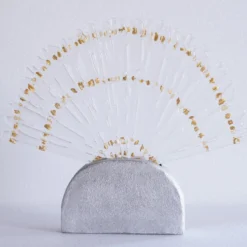 Scultura Ventaglio di Luce in vetro trasparente con mica dorata e base in cemento argentato