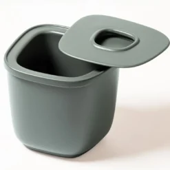 Secchiello per ghiaccio con coperchio in alluminio fuso verde Maris di Kelly Wearstler