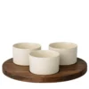 Set antipasto con 3 ciotole rotonde in ceramica bianca e vassoio in legno