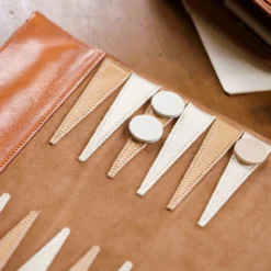 Set Backgammon da viaggio in pelle caramello