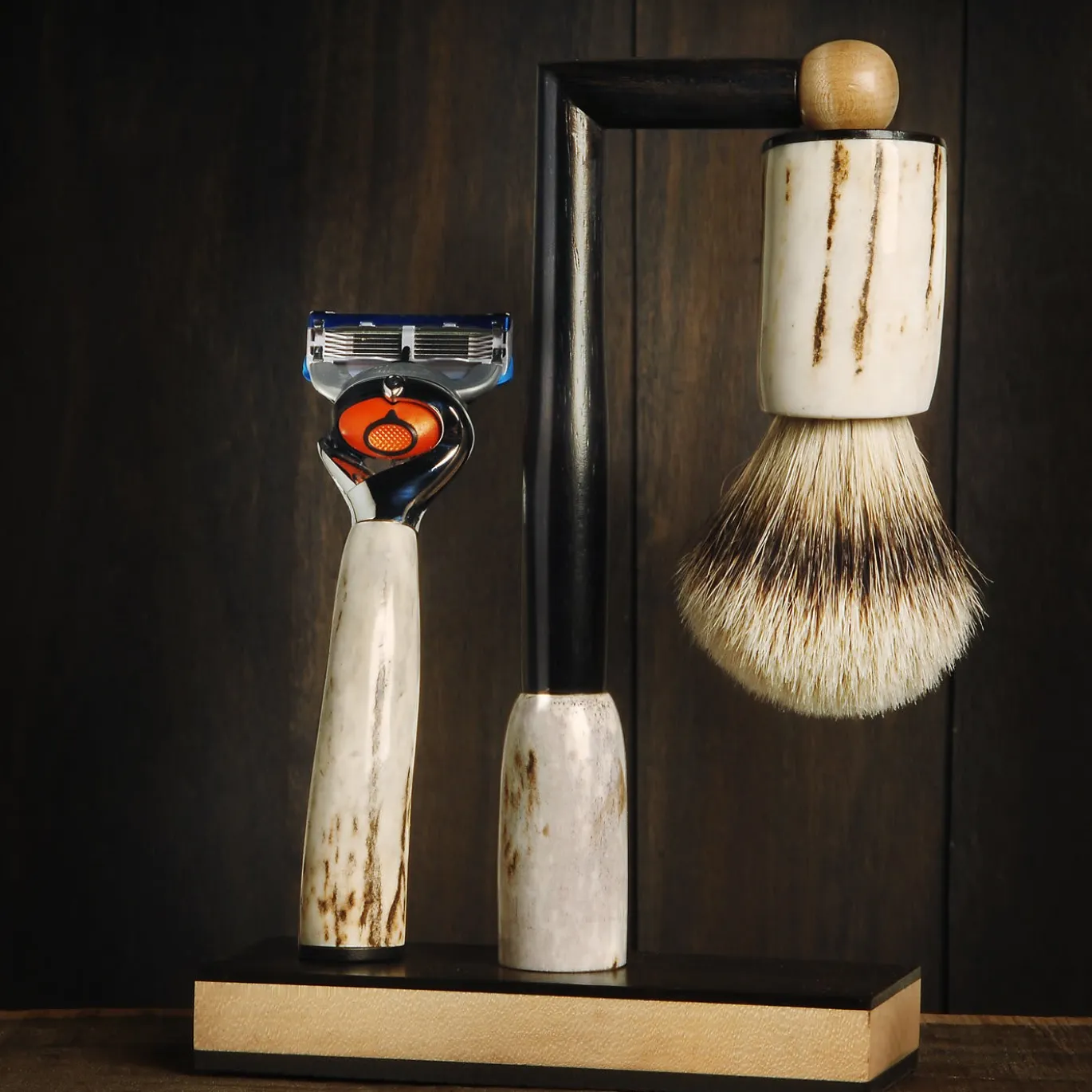 Set da barba a forma di L in corno di cervo