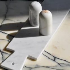 Set da cucina in marmo con mattarello, saliera e pepiera
