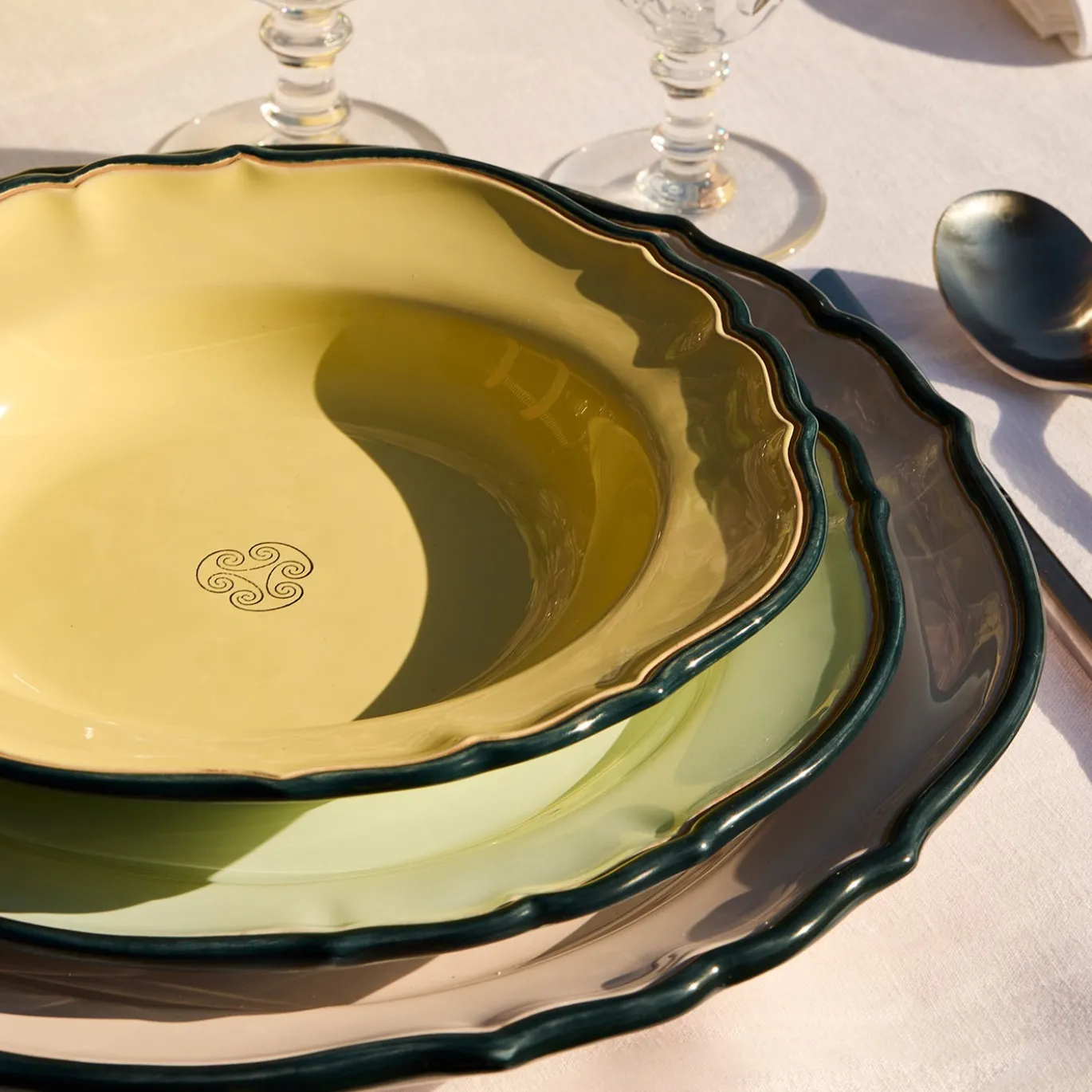 Set da pranzo Monogram Vaniglia Imperiale in ceramica