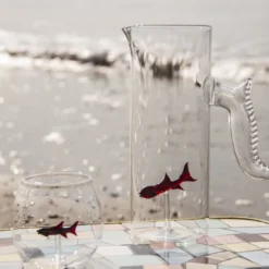 Set di brocca a forma di pesciolino rosso e quattro bicchieri a forma di pesciolino rotondo