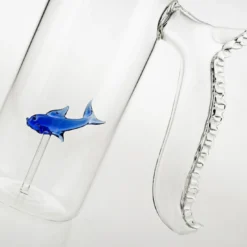 Set di brocca Little Blue Fish e quattro bicchieri arrotondati Little Blue Fish