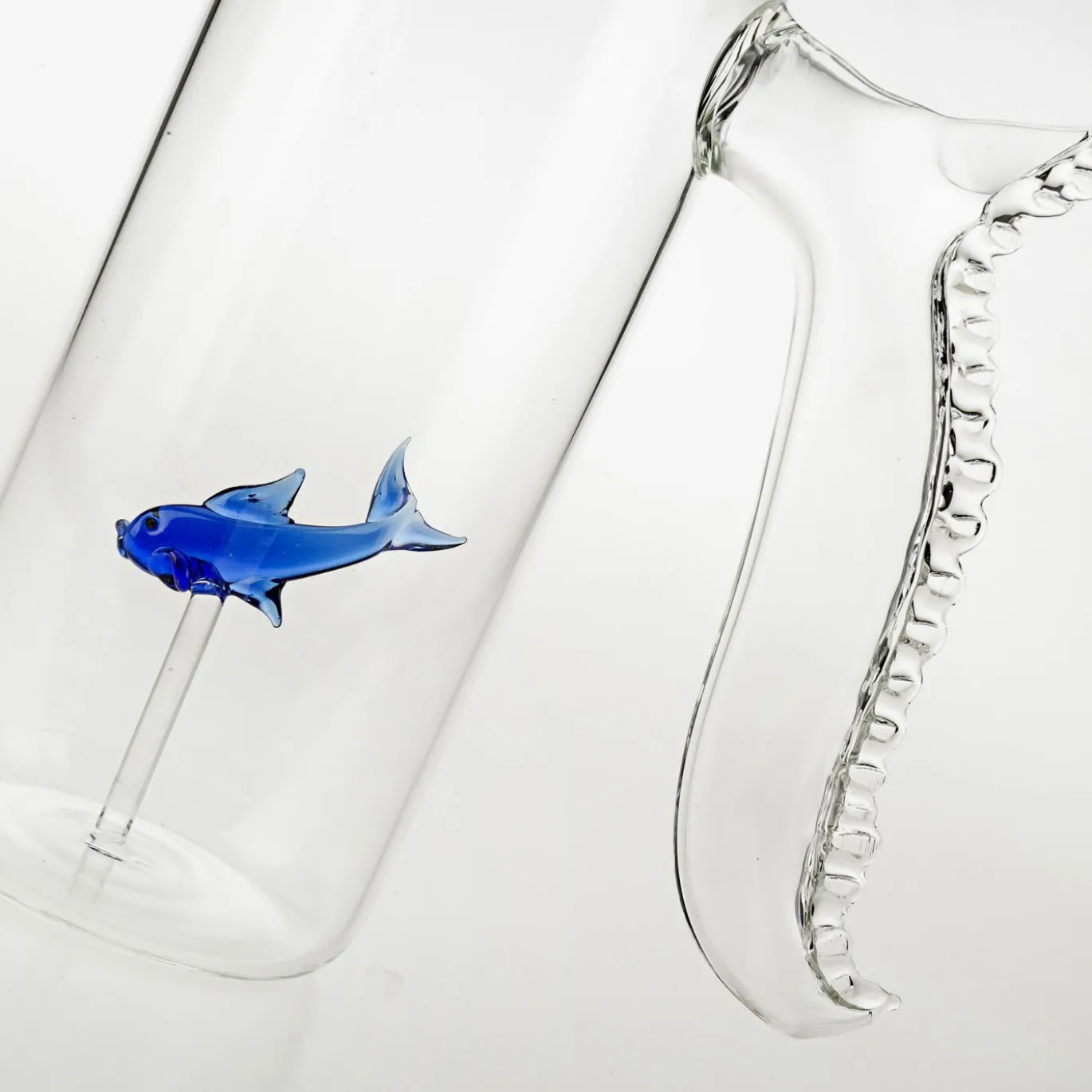 Set di brocca Little Blue Fish e quattro bicchieri arrotondati Little Blue Fish