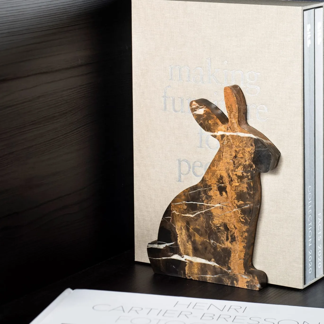 Set di 2 fermalibri neri e oro Bunny di Alessandra Grasso