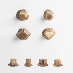 Set di 4 pomelli in ottone per porte Solido #2 di Nicole Valenti
