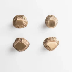 Set di 4 pomelli in ottone per porte Solido #4 di Nicole Valenti