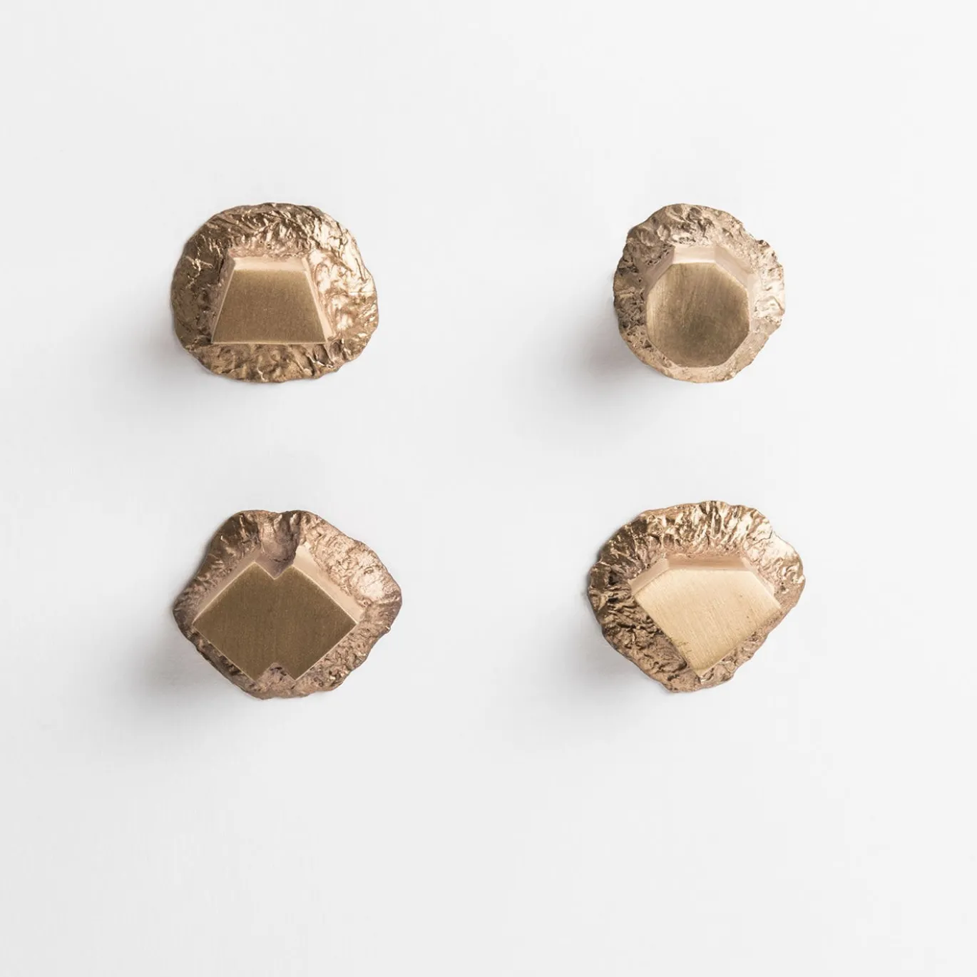 Set di 4 pomelli in ottone per porte Solido #4 di Nicole Valenti