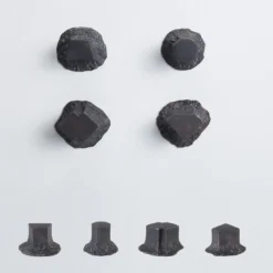 Set di 4 pomelli neri per porte Solido #3 di Nicole Valenti