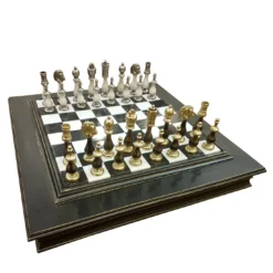 Set di scacchi ornato di arabeschi