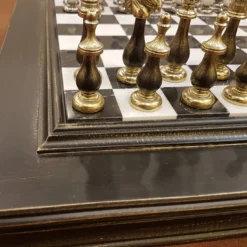 Set di scacchi ornato di arabeschi