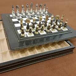 Set di scacchi ornato di arabeschi