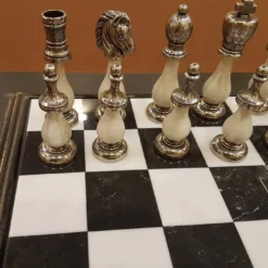 Set di scacchi ornato di arabeschi