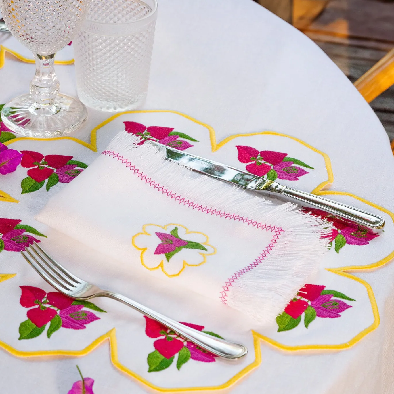 Set di 2 sotto piatti rotondi in lino bianco e rosa Bougainville