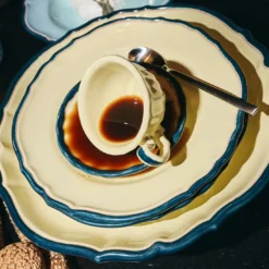 Set di 4 tazze da caffè e piattini in ceramica Monogram Vaniglia Imperiale