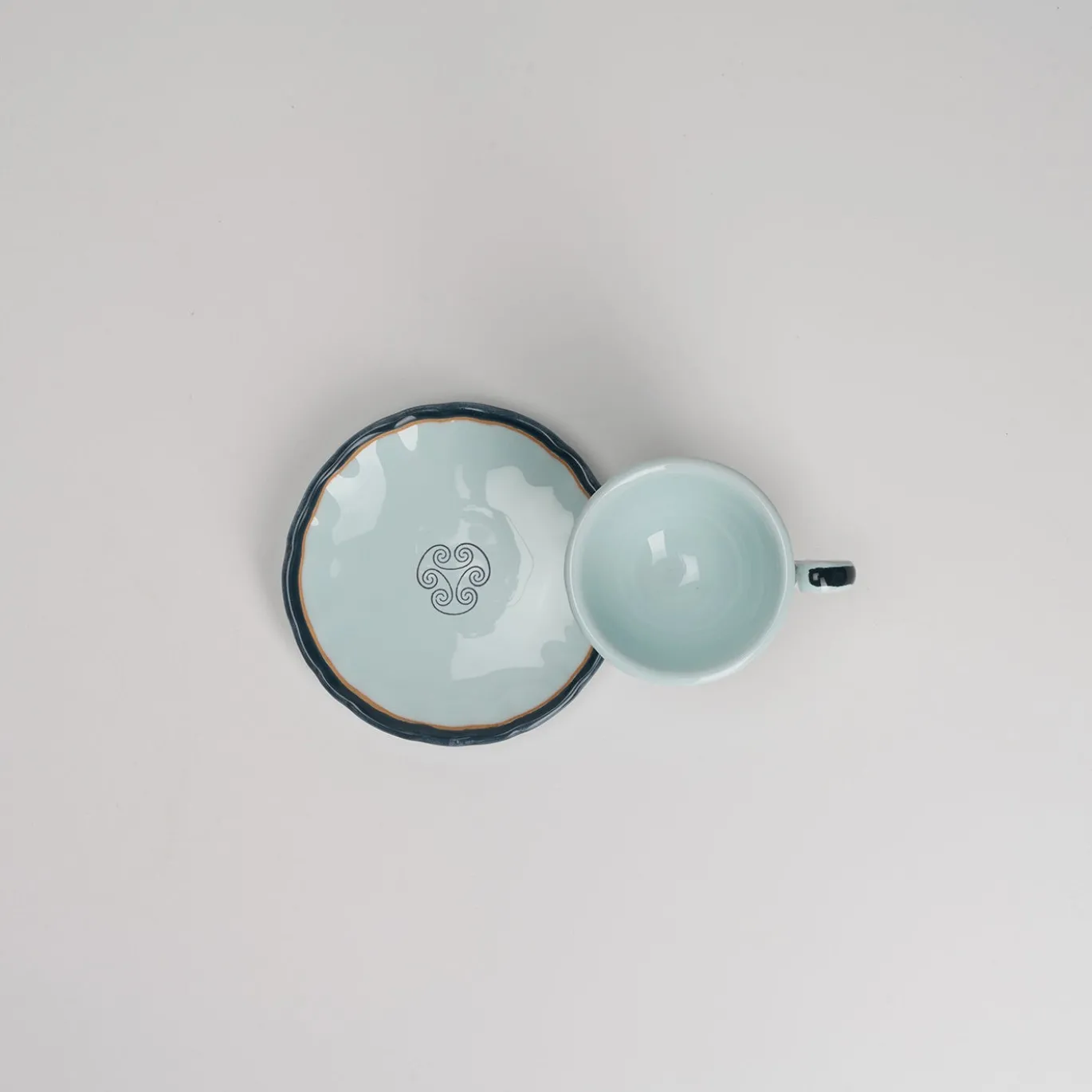 Set di 4 tazze e piattini in ceramica Monogram Celeste Velato