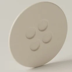 Set di 4 tazze e piattini scultorei UUUUccio in ceramica lucida bianca