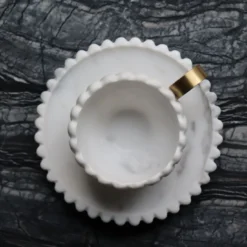 Set di tazze e piattini Victoria di Bethan Gray