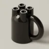 Set di 4 tazze scultoree mUUUUg in ceramica lucida nera