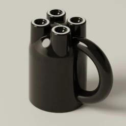 Set di 4 tazze scultoree mUUUUg in ceramica lucida nera