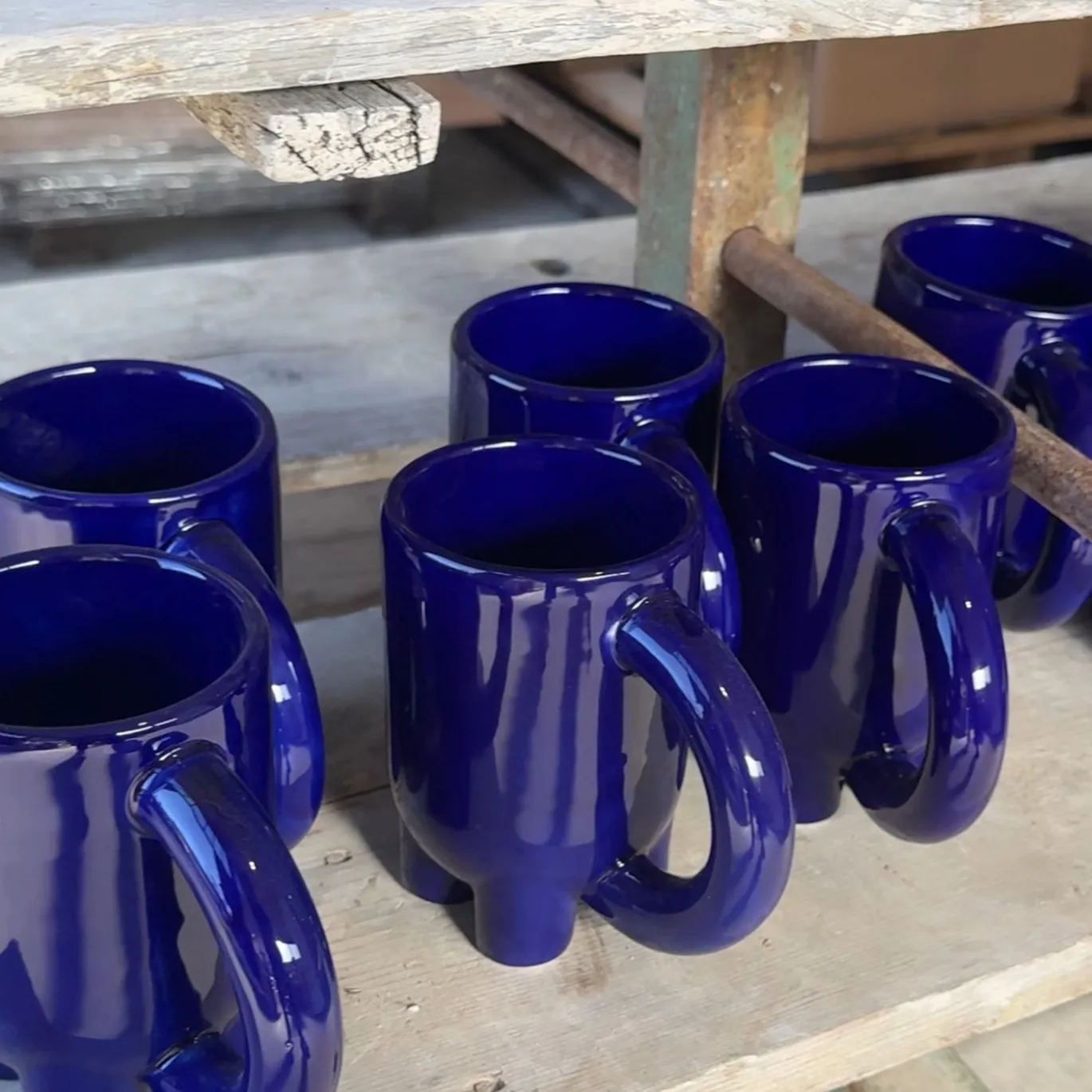 Set di 4 tazze scultoree mUUUUg in ceramica lucida blu