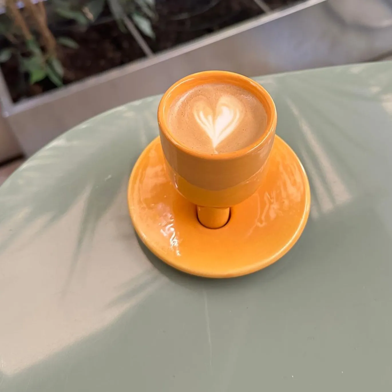 Set di 4 tazzine da espresso e piattini scultorei cUUUp in ceramica lucida Mango
